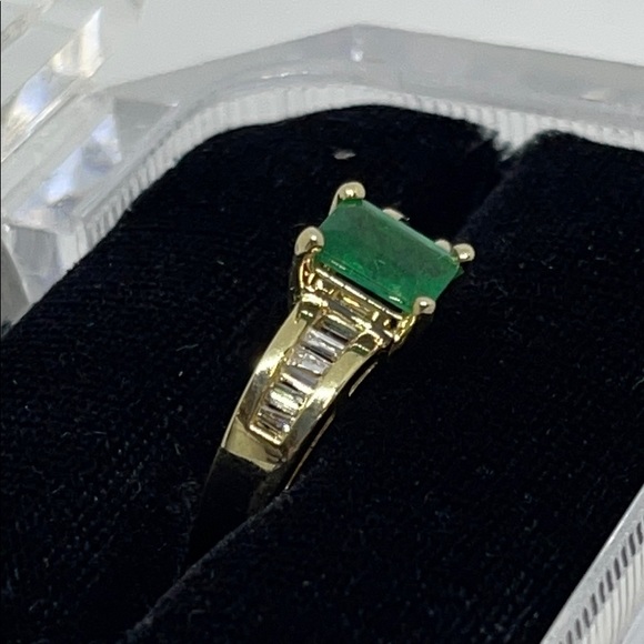 Lady’s 14K Gold Emerald & Diamond Ring Size 7 - Picture 2 of 8